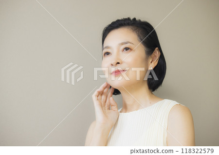 Beauty image of middle-aged women Beauty image of middle-aged women 118322579