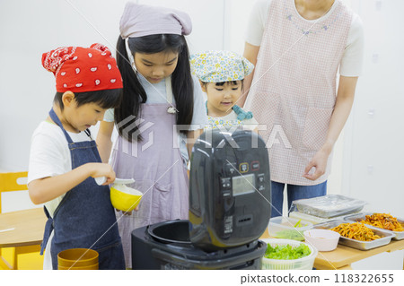 Food education: Cooking class image 118322655