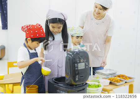 Food education: Cooking class image 118322656