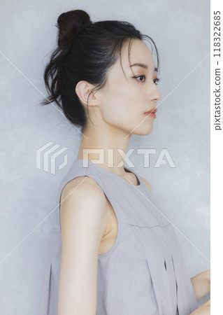 灰色無袖女 118322685