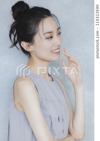 Grey sleeveless woman 118322690