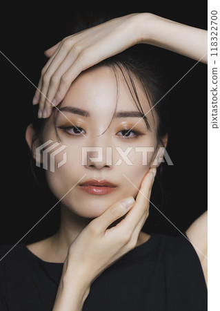 黑色背景的女人 118322700