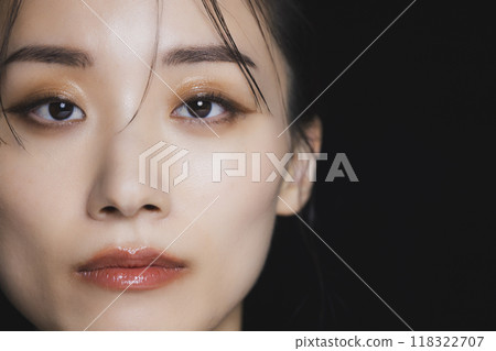 黑色背景的女人 黑色背景的女人 118322707