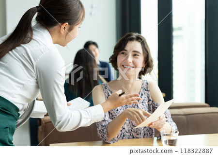 年輕的工作人員為外國遊客服務 118322887