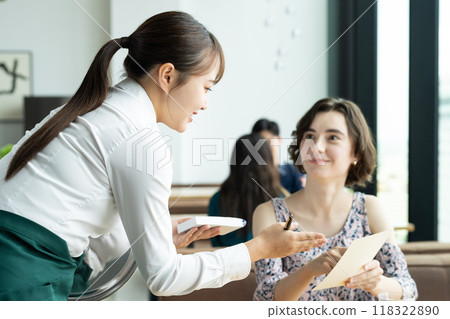 年輕的工作人員為外國遊客服務 年輕的工作人員為外國遊客服務 118322890