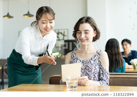 年輕的工作人員為外國遊客服務 118322894