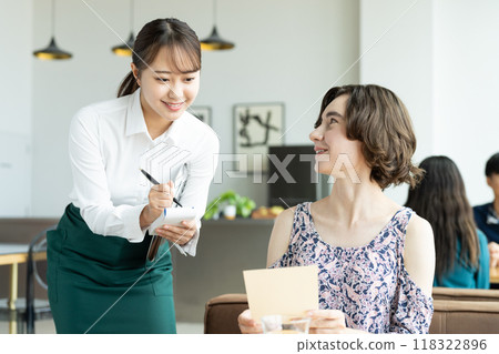 年輕的工作人員為外國遊客服務 118322896