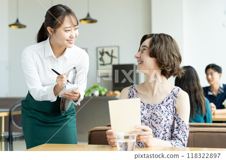 年輕的工作人員為外國遊客服務 118322897