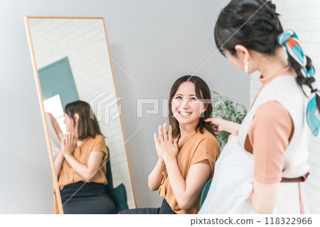 美髮師/造型師為在美容院/美髮沙龍諮詢髮型的亞洲女性顧客提供諮詢服務 美髮師/造型師為在美容院/美髮沙龍諮詢髮型的亞洲女性顧客提供諮詢服務 118322966