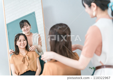 美髮師/造型師為在美容院/美髮沙龍諮詢髮型的亞洲女性顧客提供諮詢服務 118322967