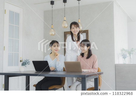 一個女人在開會 一個女人在開會 118322968