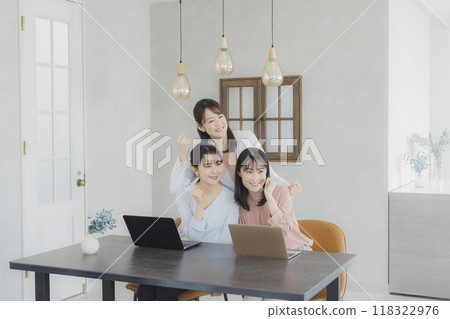一個女人在開會 一個女人在開會 118322976