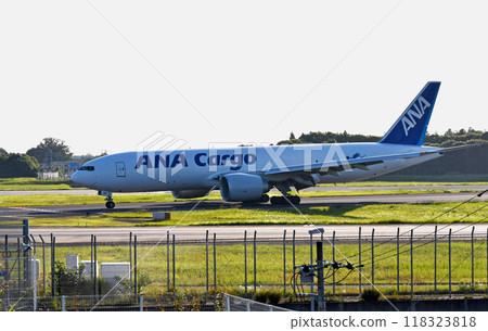 ANA77F貨機十餘三架滑行 118323818