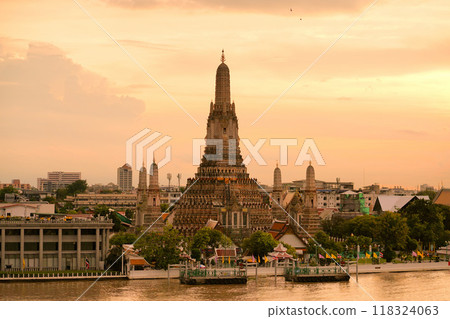 Evening scenery of Chao Phraya River and Wat Arun in Bangkok, Thailand 118324063