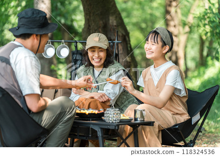 一個親密的家庭在公園和露營地享受日間露營、露營和燒烤。 118324536