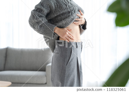 女人摸她的肚子 118325061