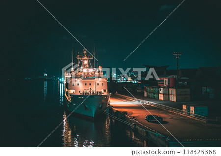 Late night port 118325368