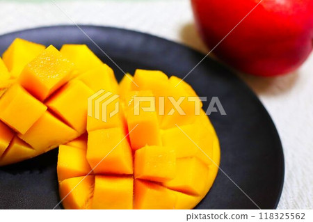 Hanasaki cut mango 118325562