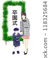 母親和孩子站在畢業典禮標誌前的插圖 118325684