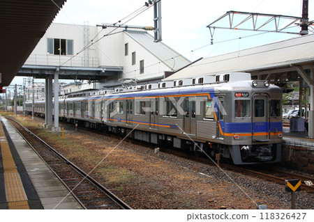 Nankai Koya Line 6300 series train stopped at Hashimoto Station (express: Namba to Hashimoto) 118326427