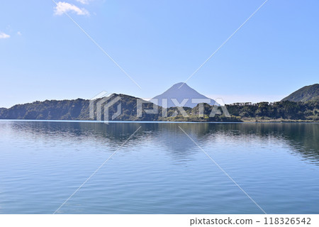 Lake Ikeda and Mount Kaimon sparkling in deep blue 118326542