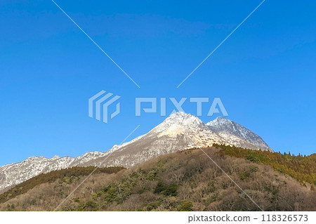 冬天的由布院 由布山的降雪和藍天 118326573