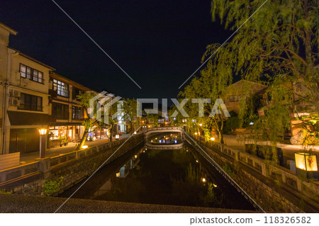 城崎溫泉夜景～從愛宕橋向柳湯橋方向眺望～（兵庫縣～城崎溫泉） 118326582