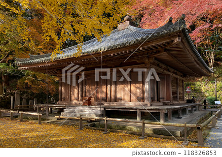 Autumn leaves of Fuji Temple 118326853