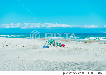 美麗海灘上的海洋垃圾 美麗海灘上的海洋垃圾 118326866