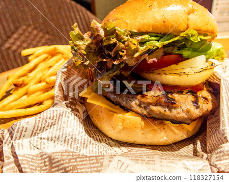 看起來又大又好吃的漢堡 118327154