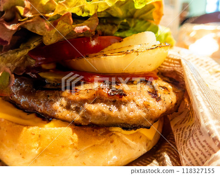 看起來又大又好吃的漢堡 118327155