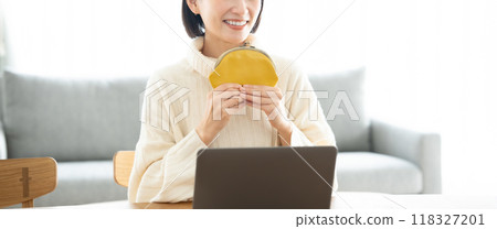 A woman with a wallet A woman with a wallet 118327201