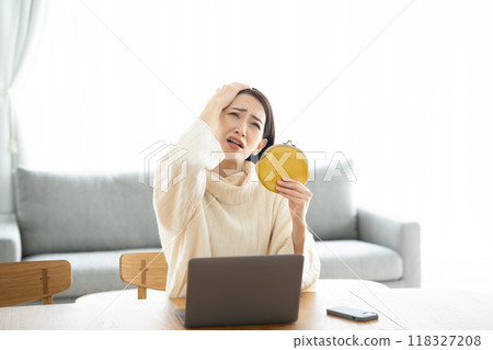 A woman having trouble holding a wallet 118327208