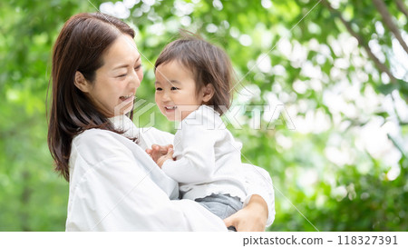 媽媽抱著她的女兒，新鮮的綠色 118327391
