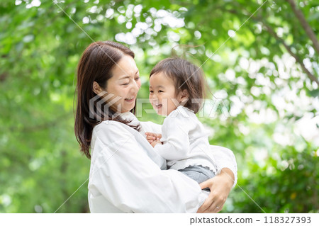 媽媽抱著她的女兒，新鮮的綠色 118327393