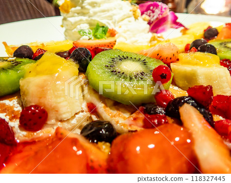 美味的煎餅,裡面有很多水果 美味的煎餅,裡面有很多水果 118327445