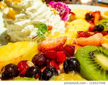 美味的煎餅，裡面有很多水果 118327446