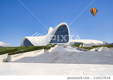 漂浮在蓋達爾阿利耶夫中心上空的氣球 漂浮在蓋達爾阿利耶夫中心上空的氣球 118327638