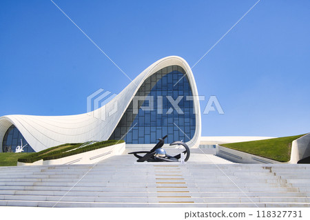 蓋達爾阿利耶夫中心美麗的白色外觀 118327731