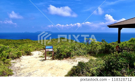 從沖繩縣慶良間群島的御香原海濱長廊看到的海景 從沖繩縣慶良間群島的御香原海濱長廊看到的海景 118328712