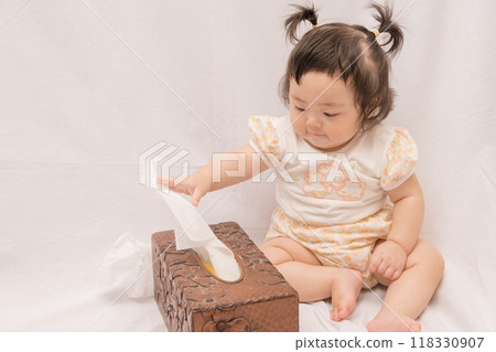 【雙馬尾寶寶在紙巾上玩惡作劇】 118330907