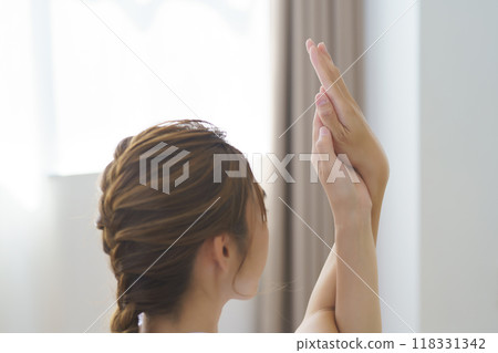 一名年輕女子提供線上瑜珈沙龍 118331342