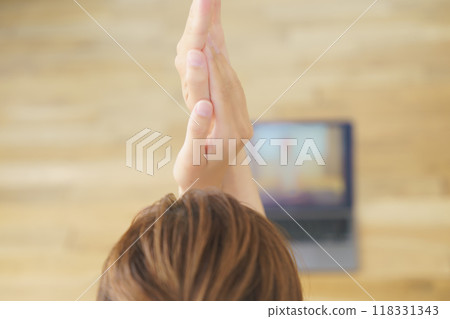 一名年輕女子提供線上瑜珈沙龍 118331343