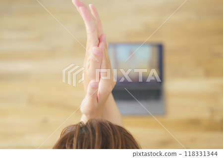 一名年輕女子提供線上瑜珈沙龍 一名年輕女子提供線上瑜珈沙龍 118331344