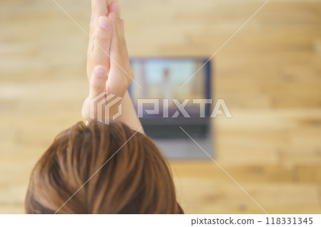 一名年輕女子提供線上瑜珈沙龍 118331345