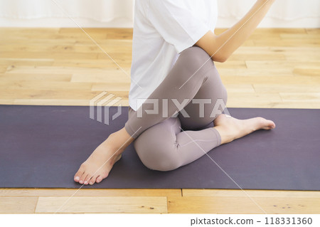 A young woman delivering an online yoga salon A young woman delivering an online yoga salon 118331360