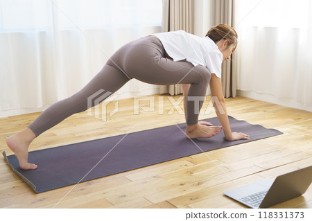 A young woman delivering an online yoga salon 118331373
