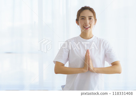 A young woman delivering an online yoga salon A young woman delivering an online yoga salon 118331408