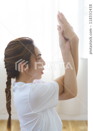 A young woman delivering an online yoga salon A young woman delivering an online yoga salon 118331438