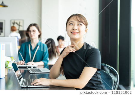在辦公室工作的年輕女工程師 118331902